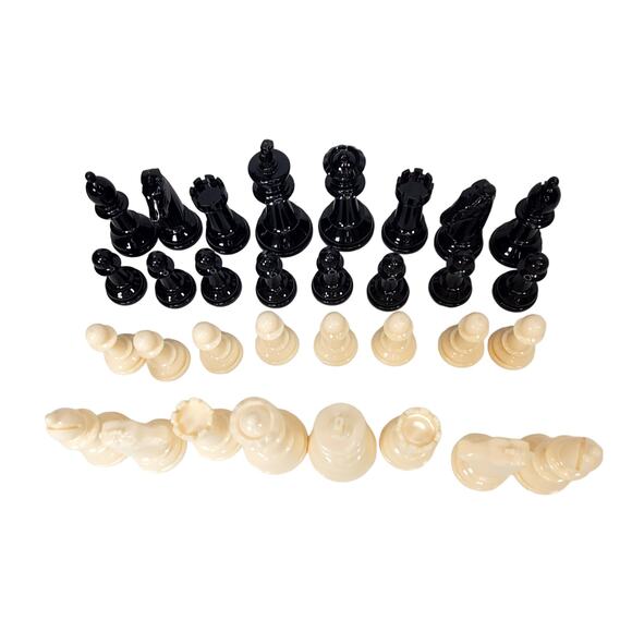 1969 Milton Bradley 32 Piece Plastic Chess Men Set Staunton VA Design 421 - Picture 2 of 11